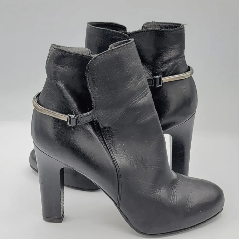 Vero Cuoio - Women's Black Ankle  Heeled Boots With Silver Buckle Detail
